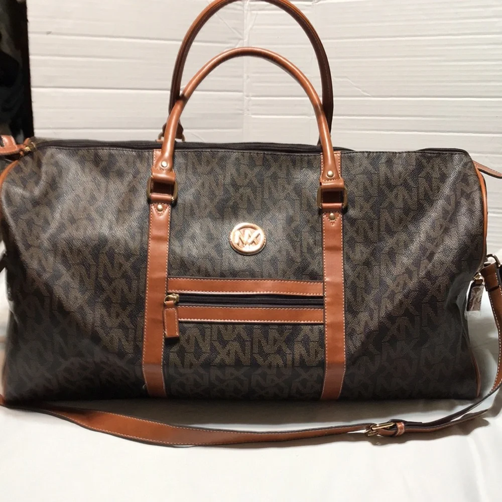 NX signature logo weekender, fully lined with inside zipper pocket. - Picture 7 of 9